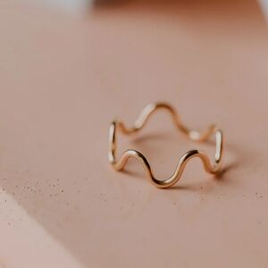 Wavy ring